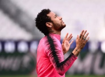 Suspenden tres partidos de Champions a Neymar por insultos a árbitro