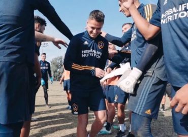 ‘Chicharito’ Hernández acude a primer entrenamiento con el Galaxy