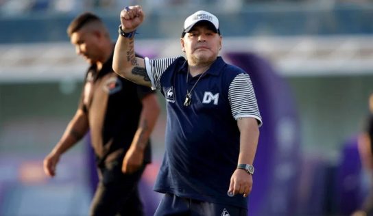 Maradona continuará como entrenador de Gimnasia y Esgrima hasta 2021