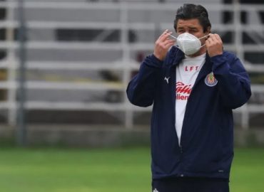Luis Fernando Tena, entrenador de Chivas, sufre de COVID-19