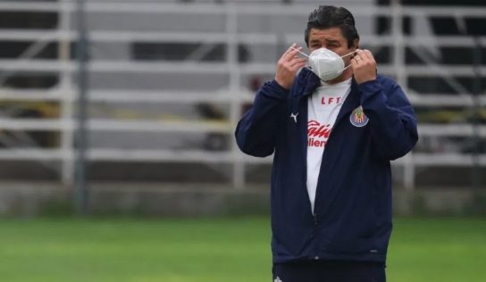 Luis Fernando Tena, entrenador de Chivas, sufre de COVID-19