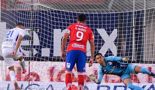 Cruz Azul gana con doblete de ‘Cabecita’ Rodríguez y es nuevo líder del Guard1anes