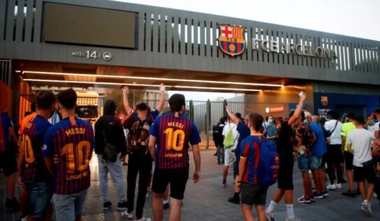 Aficionados del Barcelona entran al Camp Nou para reclamar partida de Messi