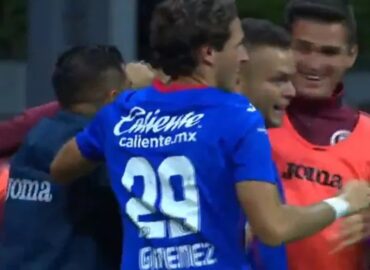 Cruz Azul derrota a Pachuca con gol de último minuto