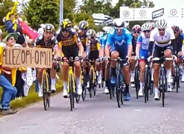 Detienen a aficionada que causó caída de ciclistas en Tour de Francia