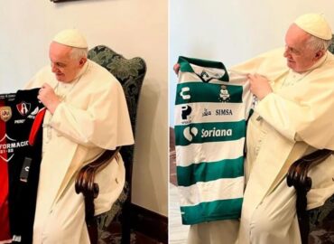 Papa Francisco recibe camisetas de Atlas y Santos
