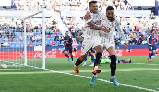 Doblete de ‘Tecatito’ Corona impulsa al Sevilla más cerca de la Champions