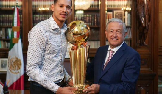 “Es un orgullo”: AMLO recibe al basquetbolista Juan Toscano, primer mexicano campeón de la NBA