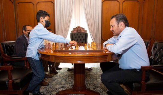 Recibe Kuri a joven subcampeón mundial de ajedrez