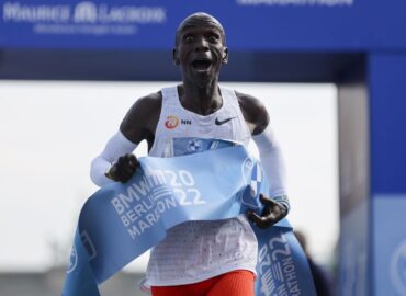 Kipchoge supera récord mundial en maratón en Berlín