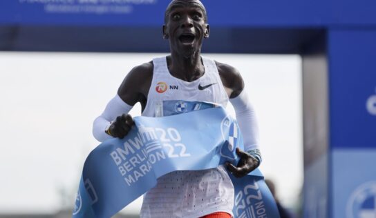 Kipchoge supera récord mundial en maratón en Berlín